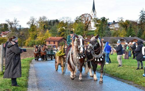 Die Kirche als stolzes Wahrzeichen im Hintergrund.