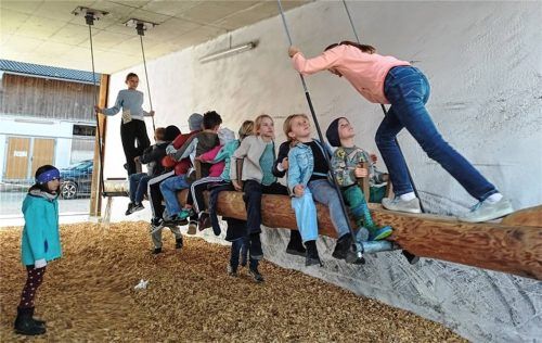 Die Kirtahutschn war für die Kinder und Jugendlichen die größte Attraktion.Fotos re