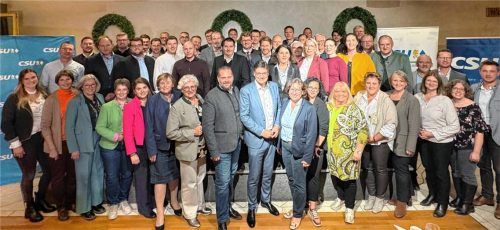 Die komplette Liste auf der Bühne beim Kreuzerwirt in Mettenheim: Mit diesem Team will die CSU in den Wahlkampf um die Kreistagssitze ziehen. Foto kreibich