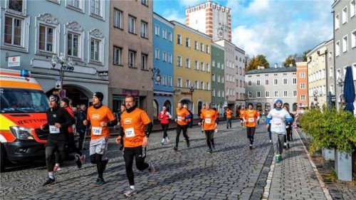 Die Läufer von ODU waren an den orangefarbenen T-Shirts zu erkennen. Die Firma war mit 155 Startern auf die Strecke gegangen.Fotos Mayer