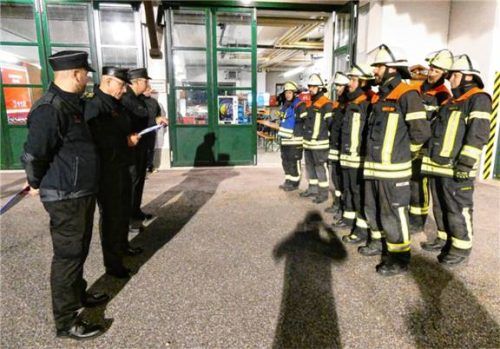 Die Leistungsprüfung „Die Gruppe im Hilfeleistungseinsatz“ legte eine Gruppe der Freiwilligen Feuerwehr Reit im Winkl erfolgreich am Feuerwehrgerätehaus ab.Foto  Hauser
