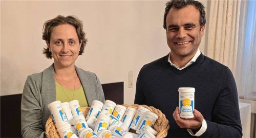 Die Leiterin der Gesundheitsregion Plus, Katrin Posch, und Bürgermeister Alois Loferer stellen die Notfall-Info-Dose vor.Foto Ammelburger