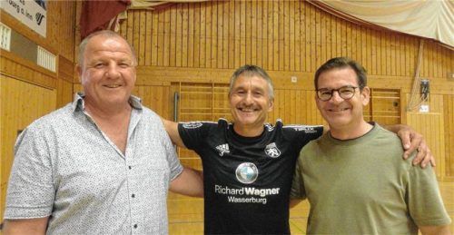 Die „Macher“ und Koordinatoren der Schäfflertanzgruppe: Sepp Mayrhofer, Heini Asböck und Wolf Poertzler (von links). Foto Rothmaier