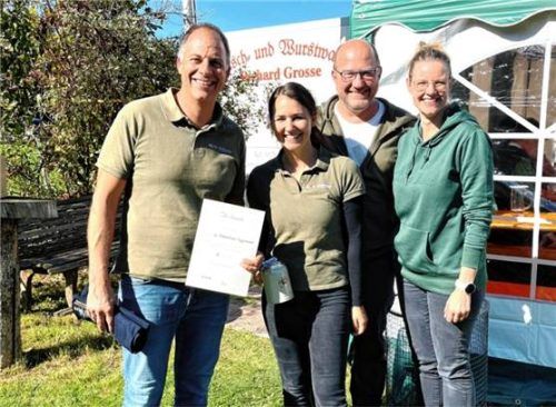 Die Mannschaft „Die freundlichen Siggenhamer“ mit (von links) Josef und Mara Freund sowie Christian und Regina Freund freut sich über den Sieg. Foto  Hötzelsperger .