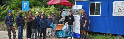 Die Mitglieder des Priener „Fischereivereins für Kinder und Jugendliche“ präsentieren ihre Fundsachen. Mit dabei war auch Bezirksrat Matthias Eggerl (Zweiter von rechts). Foto  re
