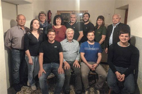 Die neue Führungsriege der Altschützen Salmanskirchen: (sitzend, von links) Schützenmeister Manuel Stoiber, Vorsitzender Alois Binsteiner, Schützenmeister Florian Limbrunner und Sportleiter Quirin Hollnburger sowie (stehend, von links) Kassenprüfer Christian Schiller und Marion Limbrunner, Kassierin Dorothea Binsteiner, Schriftführerin Annemarie Reichl, Beisitzer Lothar Reichl, Jugendleiter Benedikt Limbrunner und Beisitzerin Rosa Aigner sowie Zweiter Bürgermeister Günter Hargasser. Foto stettner
