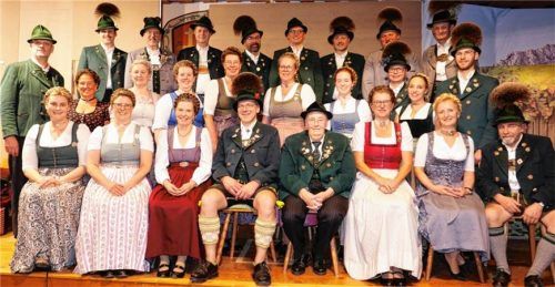 Die neue Gauvorstandschaft des Chiemgau-Alpenverbandes: (vorne, von links) Andrea Scheck, Michaela Nayder, Lisbeth Tengler, Thomas Hiendl, Klaus Weisser, Annemarie Lackerschmid, Marianne Fischer und Klaus Zeisberger sowie (mittlere Reihe, von links) Christian Härtl, Anja Voit, Maria Höhne, Theresa Fritzenwenger, Petra Laubhuber, Monika Hiendl, Kathi Osterhammer, Michael Memminger, Maria Zaiser und Franz Weingartner. Hinten stehen (von links) Dominik Wierl, Claus Reiter, Andreas Hilger, Otto Zaiser, Leonhard Meixner, Otto Dufter, Lorenz Obermüller und Lorenz Mühlberger.Foto Hötzelsperger