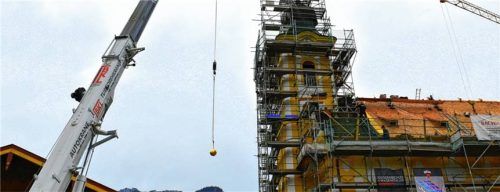 Die neue goldene Kugel schwebt mit Hilfe des Krans nach oben.Foto Wunderlich