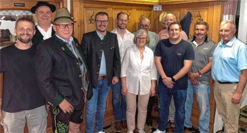 Die neue Vorstandschaft der Bayernpartei in Stadt und Landkreis Rosenheim: (von links)Georg Wörndl, Robert Böhnlein, der stellvertretende Kreisvorsitzende Franz Hefter, Kreisvorsitzender Helmut Freund, Schriftführer Andreas Stoib, Margot Sibbers, Schatzmeister Uli Sibbers, Florian Weber, Florian Berghofer, Georg Hötzelsperger und der stellvertretende Kreisvorsitzende Robert Zehetmaier.Foto re