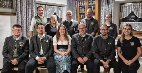Die neue Vorstandschaft der Schützengesellschaft Einigkeit: (von links, vorne) Klaus Heiber, Christian Hargasser, Hedwig Huber, Thomas Söll, Christian Asang und Tina Dantmann sowie (von links, hinten) Joachim Reisinger junior, Rosi Dantmann, Jens Rödel, Thomas Gantenhammer und Marina Huber. Foto stettner