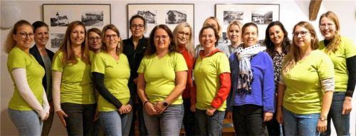 Die neue Vorstandschaft des Fördervereins: (von links) Stephanie Heinrich, Lisa Schefthaler, Corinna Eberherr, Sabrina Degmeyr, Bettina Köchl, Yanissa Muster, Andrea Demmel, Mandy Peter, Brigitte Kaunzinger, Karin Stocker, Sarah Welz, Sandra Reithofer, Sandra Özkan, Ramona Grasser und Agnes Köpernick. Foto richterstetter