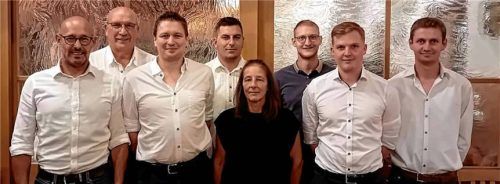 Die neue Vorstandschaft des SV Ramerberg besteht aus (von links) Andreas Lang, Josef Kurzmeier, dem neuen Vorsitzenden Florian Weiderer, Dominik Lerch, Tanja Stubenrauch, Stefan Stacheter, Lars Michael und Florian Berger.Foto re