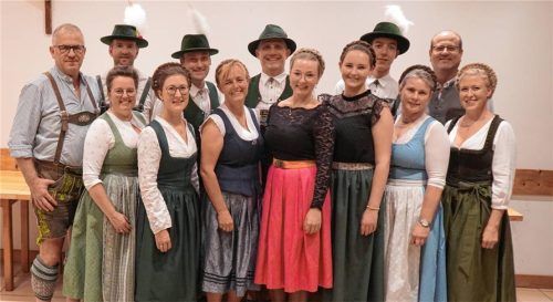 Die neue Vorstandschaft des Trachtenvereins: (von links, hinten) Fernand Kaltner, Alexander Bernhart, Bastian Aschl, Michael Bernhart, Maxi Wolf, Engelbert Hopf sowie (von links, vorne) Tanja Donislreiter, Stefanie Schwarz, Ingrid Speckbacher, Andrea Donislreiter, Hannah Speckbacher, María Mayerhofer und Andrea Prametsberger. Foto re