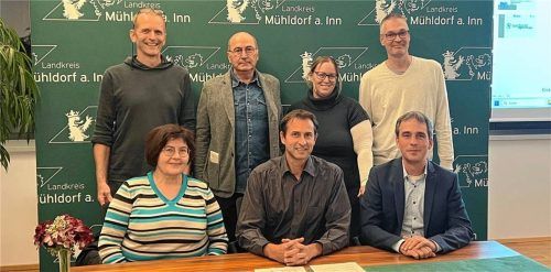 Die neue Vorstandschaft des Vereins (vorne von links nach rechts) Dr. Ingrid Kugler, Jonas Bolkart und Dr. Matthias Pfersdorff gemeinsam mit den Mitorganisatoren des Abends (hinten von links) Peter Wapler und Dr. Thomas Kuhn sowie den beiden neuen Beiratsmitgliedern Michaela Memis und Dr. Stephan von Clarmann. Foto Pressestelle Landratsamt Mühldorf