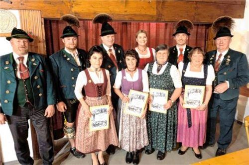 Die neuen Ehrenmitglieder des Trachtenvereins Hittenkirchen mit der Vorstandschaft: (vorne von links) Katharina Angst, Marianne Bauer, Anna Gregori und Maria Steindl-müller sowie (hinten von links) Zweiter Vorsitzender Florian Wörndl, Vorplattler Christoph Kaufmann junior, Dritter Vorsitzender Michael Pfaffinger, Schriftführerin Andrea Scheck, Kassier Anton Schuster sowie Vorsitzender Christoph Kaufmann. Foto Hötzelsperger