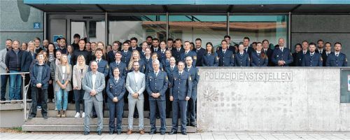 Die neuen Kollegen versammeln sich. Foto Polizeipräsidium Oberbayern Süd