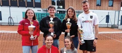Die neuen Vereinsmeister: (hinten von links): Teresa Unterforsthuber, Aaron Schwoshuber, Jana Unterforsthuber und Franz Unterforsthuber. Abteilungsleiterin Birgit Pichler (vorne von links) und Svenja Pichler freuen sich über die Erfolge. Foto gillitz