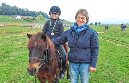 Die neunjährige Luisa Mohrenweiser mit Pony Petro und Richterin Resi Osl. Foto Pferdefreunde Aschau