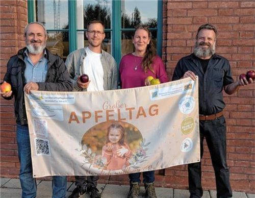Die Organisatoren des ersten Apfeltages: (von links) Helmut Schmid (Vorsitzender Kreisverband für Gartenbau und Landespflege), Alexander Jackl (Projektmanager Streuobst und Landschaftspflege), Michaela Löffl (Pomologin), Josef Petermeier (Vorstandsmitglied Kreisverband für Gartenbau und Landespflege). Foto dalhoff