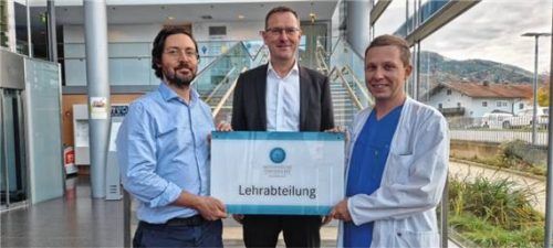 Die Orthopädische Klinik Aschau ist nun offizieller Lehrpartner der Medizinischen Universität Innsbruck: (von links) Privatdozent Dr. Ferdinand Wagner, Chefarzt der Kinderorthopädie Stefan Schmitt, Geschäftsführer Behandlungszentrum Aschau GmbH, und Privatdozent Dr. Clemens Miller, Chefarzt der Anästhesiologie.Foto  Kind im Zentrum