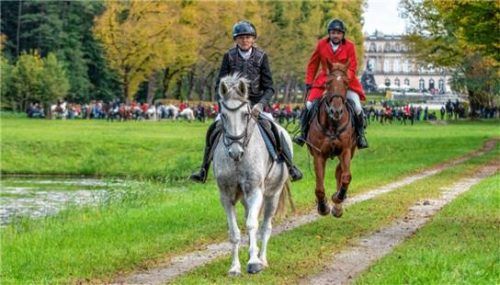 Die prächtige Kulisse von Schloss Herrenchiemsee begeisterte nicht zuletzt die Reiter. Foto Kratschmayer