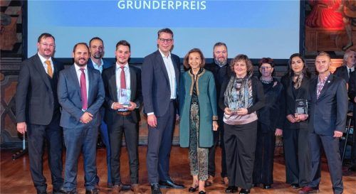 Die Preisträger auf einen Blick: Karl-Albert Denk, Georg Hartl, Stephan Rüttenauer, Michael Hartl, Staatsminister Markus Blume, Marina Meggle, Oliver und Manuela Zimmermann, Ulrike Bubl, Zahra Ghasemi und David Pietzka.