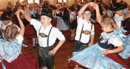 Die Proben machten sich bezahlt: Fast perfekt führte der Nachwuchs das Einstudierte auf. Vereinsmitglieder und die Familien der Kinder waren begeistert. Foto Berger