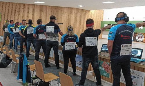 Die Rettenbacher Hubertusschützen (blau-schwarz) siegten gegen die Adlerschützen Unteriglbach. Foto Karlheinz Günster