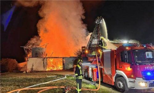 Die Rotter Feuerwehr unterstützte mit ihrer Drehleiter.