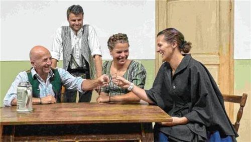 Die Schauspieler stoßen nicht nur auf eine gelungene Premiere an. Foto re