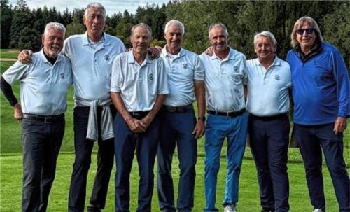 Die Senioren des GC Chieming: Günther Legler, Muck Bauer, Sepp Weiß, Reiner Hoffmann, Hannes Matschke, Wilhelm Sternberg und Michael Huber (von links). Foto Kas