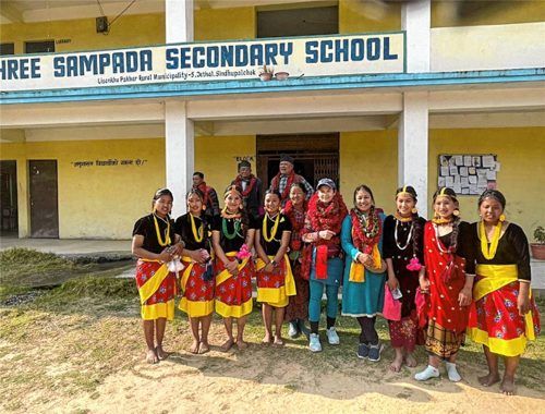 Die Shree Sampada Secondary School ist die erste Dorfschule in Nepal, die allen Jugendlichen eine durchgehende Ausbildung bis zum Abitur ermöglicht. Foto re