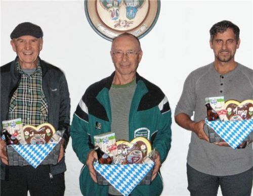 Die Sieger des Anfangsschießens der ZSG Grabenstätt/ Chiemsee: (von links) Stefan Reinwand (Luftgewehr Auflage), Hans Parzinger (Luftpistole) und Erster Schützenmeister Martin Gärtner (Luftgewehr) strahlten bei der Siegerehrung (Preisverteilung) um die Wette. Foto Müller