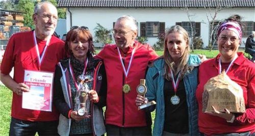 Die Siegermannschaft mit der Trophäe.Foto RSG