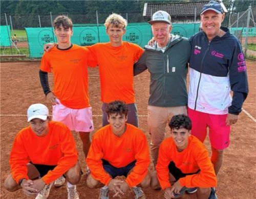 Die Siegermannschaft „Team Jung“ mit Wolfgang Pichler und Organisator Mike Andreasson.Foto Karlheinz Kas