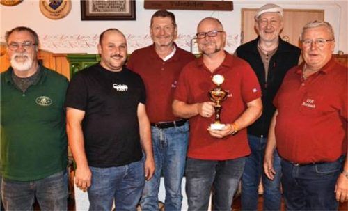 Die Siegermannschaft (von links): Schützenmeister Paul Baumgärtner, Josef Tafelmeier, Konrad Meindl, Sebastian Pabst, Herbert Meindl und KRK-Vorstand Anton Maier. Es fehlt Andrea Zankl. rampl