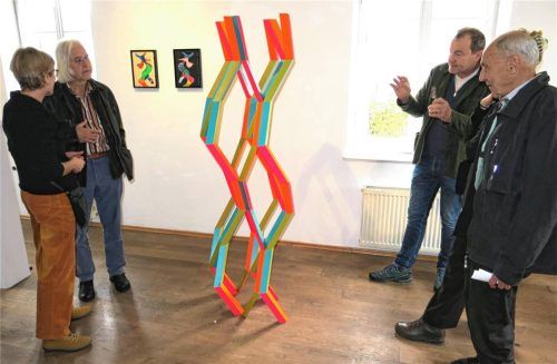 Die Skulptur „Odradek Tower NHU“ von Mary Kim, die aktuell in der Galerie Markt Bruckmühl gezeigt wird, hat es dieser Besuchergruppe offensichtlich angetan. Foto Baumann