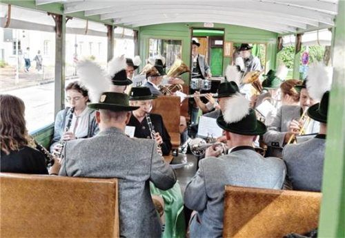 Die Stadtkapelle Kolbermoor fuhr mit der Chiemseebahn. Fotos Hötzelsperger