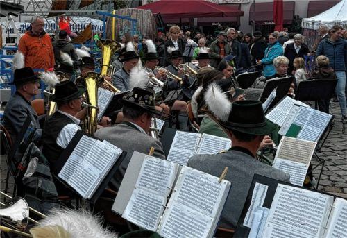 Die Stadtkapelle Kolbermoor sorgt beim Kirtamarkt für Stimmung.Foto re