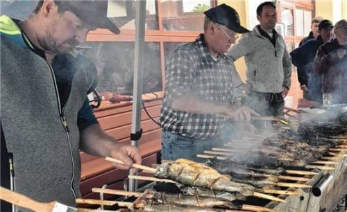 Die Steckerlfischpartie ist eine wichtige Einnahmequelle für die Feuerwehr.Foto Stettner