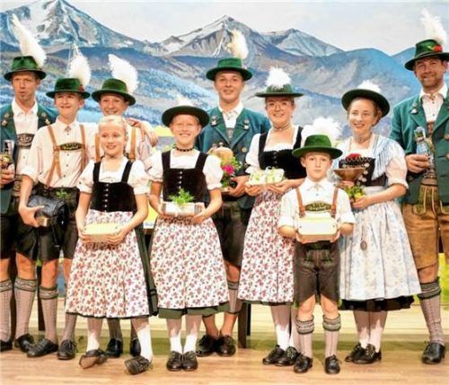 Die strahlenden Sieger: (von links) Martin Huber, Leon Gallinger, Dominik Lackner, Johanna Biermaier, Theresa Mader, Michi Mayer, Magdalena Nitzinger, Sebastian Niederbuchner, Melanie Maier und Martin Gimpl.Foto  Krammer