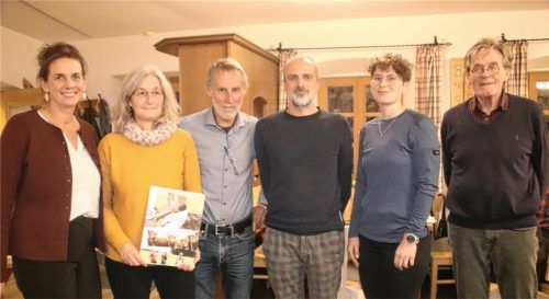 Die Strippenzieher einer geplanten Ökomodellregion Chiemgau: (von links) Kathleen Ellmeier vom Amt für ländliche Entwicklung in München, Jutta Weber von der Landesanstalt für Landwirtschaft in Freising, die Initiatoren Alois Dirnaichner und Benjamin Schilbach, Sophia Lörcher, stellvertretende Schulleiterin für Hauswirtschaft am Amt für Ernährung, und Initiator Christoph SchwingensteinFoto Zandl