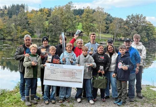 Die Teilnehmer des Königsfischens mit Sieger Florian Berger (hinten, mit Pokal). Foto RE