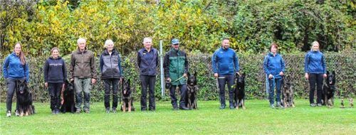 Die Teilnehmer nach der Prüfung: (von links) Carina Fimbinger, Katrin Demleitner, Leistungsrichter Christian Müller, Helen Maul, Vorstand Rudolf Grobauer, Bodo Kohl, Julian Akdemir, Inge Wastlhuber und Stephanie Grobauer.Foto Detterbeck