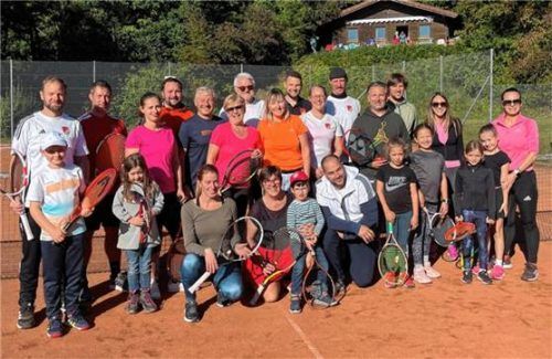 Die Tennisfreunde spielten ein Schleiferlturnier mit immer wieder neu zusammengesetzten Mixed-Paarungen. Foto re