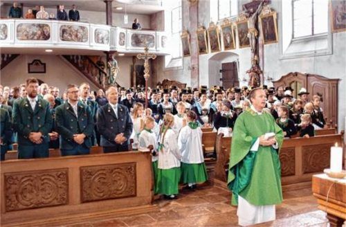 Die Trachtler der beiden Vereine erinnern gemeinsam mit Pfarrer Thomas von Rechberg in der Siegsdorfer Pfarrkirche an die Verstorbenen.Foto  Krammer