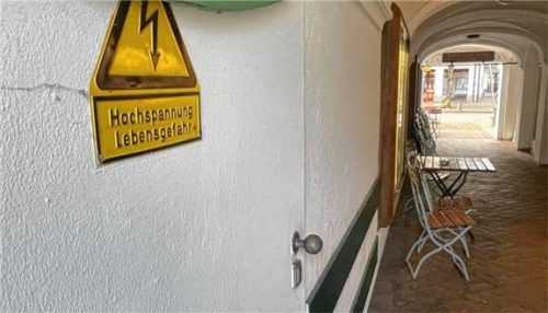 Die Trafostation (links) in der Passage beim Wieninger in Prien war wohl Teil des Problems des Stromausfalls. Foto Nägele