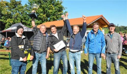 Die Turniergewinner (von links) Gerhard Lindlmeier, Willi Stettner, Sepp Sterr und Georg Freundl sowie die Organisatoren Andi Reuß und Christian Pfeilstetter.