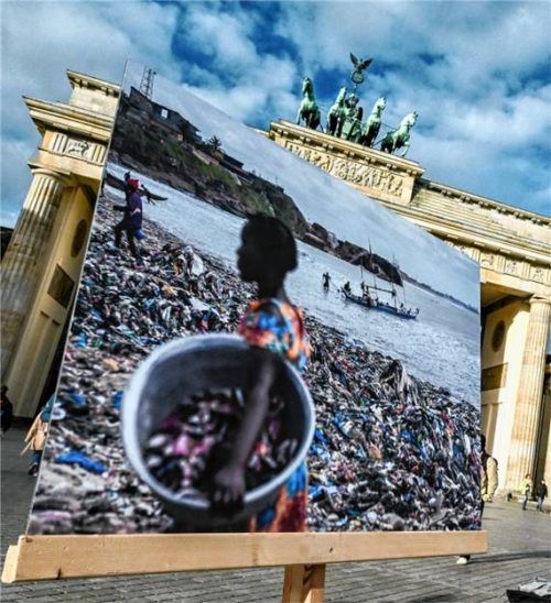 Die Umweltschutzorganisation Greenpeace demonstriert mit einem großen Bild vor dem Brandenburger Tor gegen den Fast-Fashion-Trend. Foto dpa