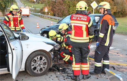 Die Unfallstelle war ein Trümmerfeld. Bergung und Aufräumarbeiten sorgten für eine zweistündige Sperrung. Foto fib/Eß